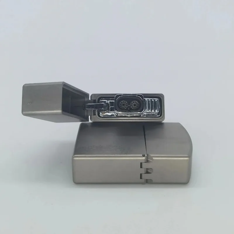 Lighter Insert Zippo - チタンシェル防風ライター、真鍮オイル燃料インサートと2タービンガスインサート付き、防水＆耐久性、男性へのギフト